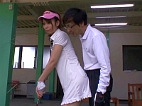 ゴルフ練習場でスイングする度にオマ○コ丸見えな娘