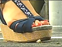 女子大生と妖精のサンダルとローファーがイモムシを踏み潰す！